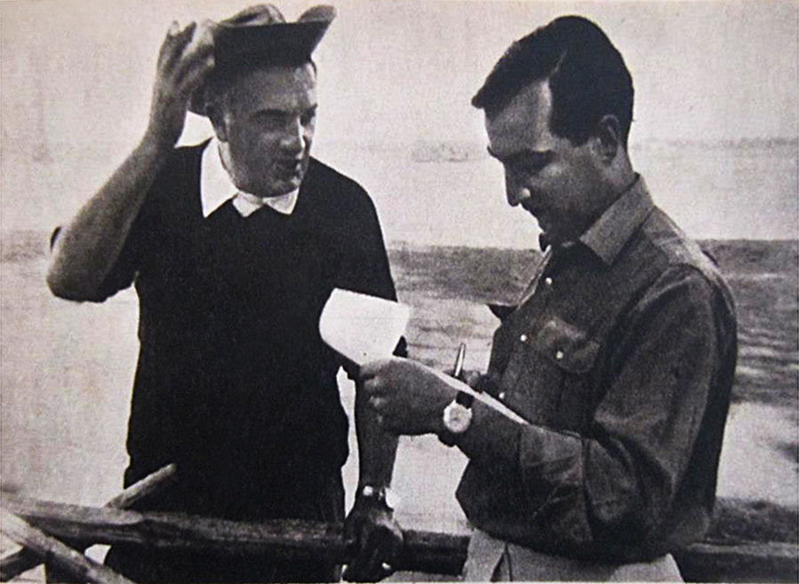 Federico Fellini y Tomás Eloy Martínez en Fregene, 1964.