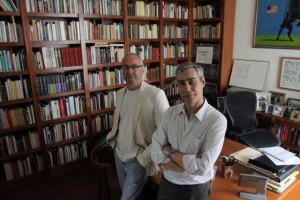 Gonzalo y Ezequiel Martínez, secretario y presidente de la Fundación TEM respectivamente, en la reproducción del escritorio que el escritor tenía en su casa de Estados Unidos.
